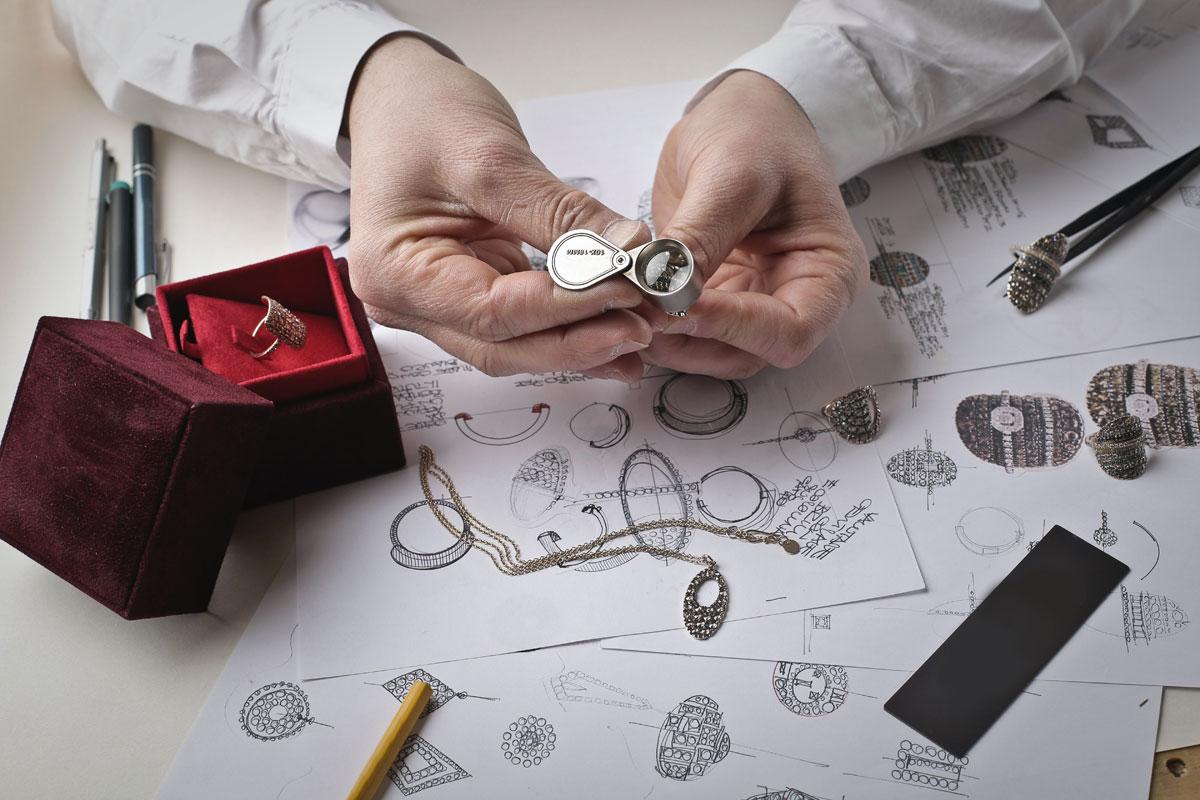 Examinez les bijoux à l'aide de plusieurs méthodes afin de détecter les contrefaçons.