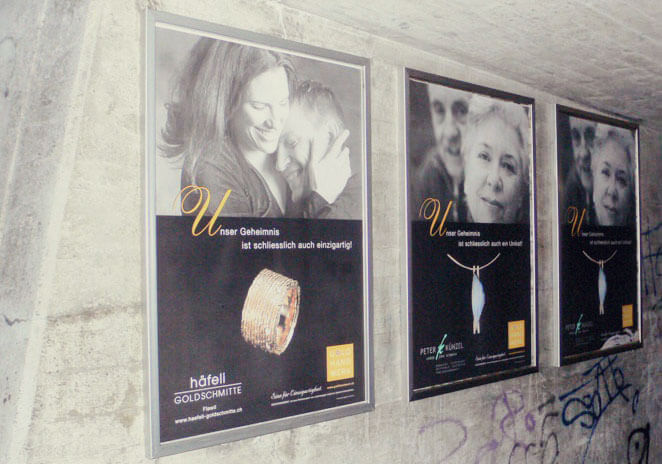 Goldhandwerk-Plakate in einer Unterführung in der Ostschweiz